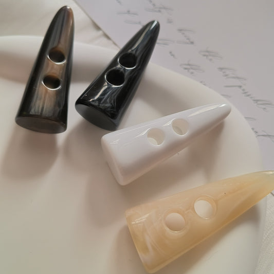 Oversized cow horn buckle