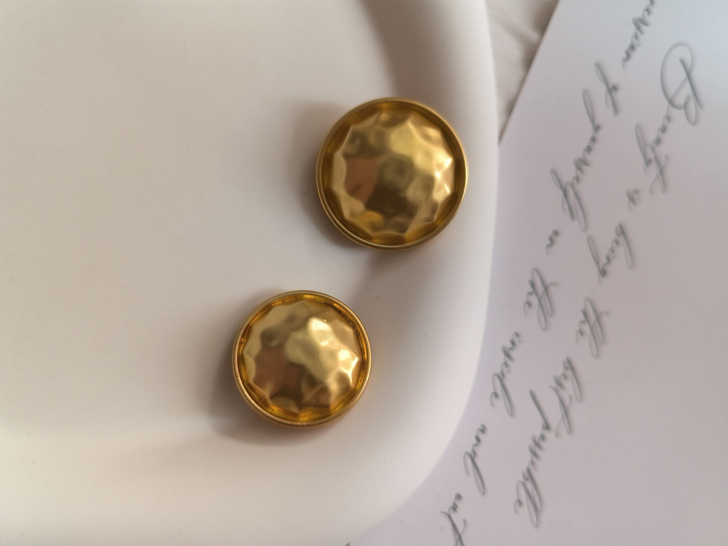 Round honeycomb metal button