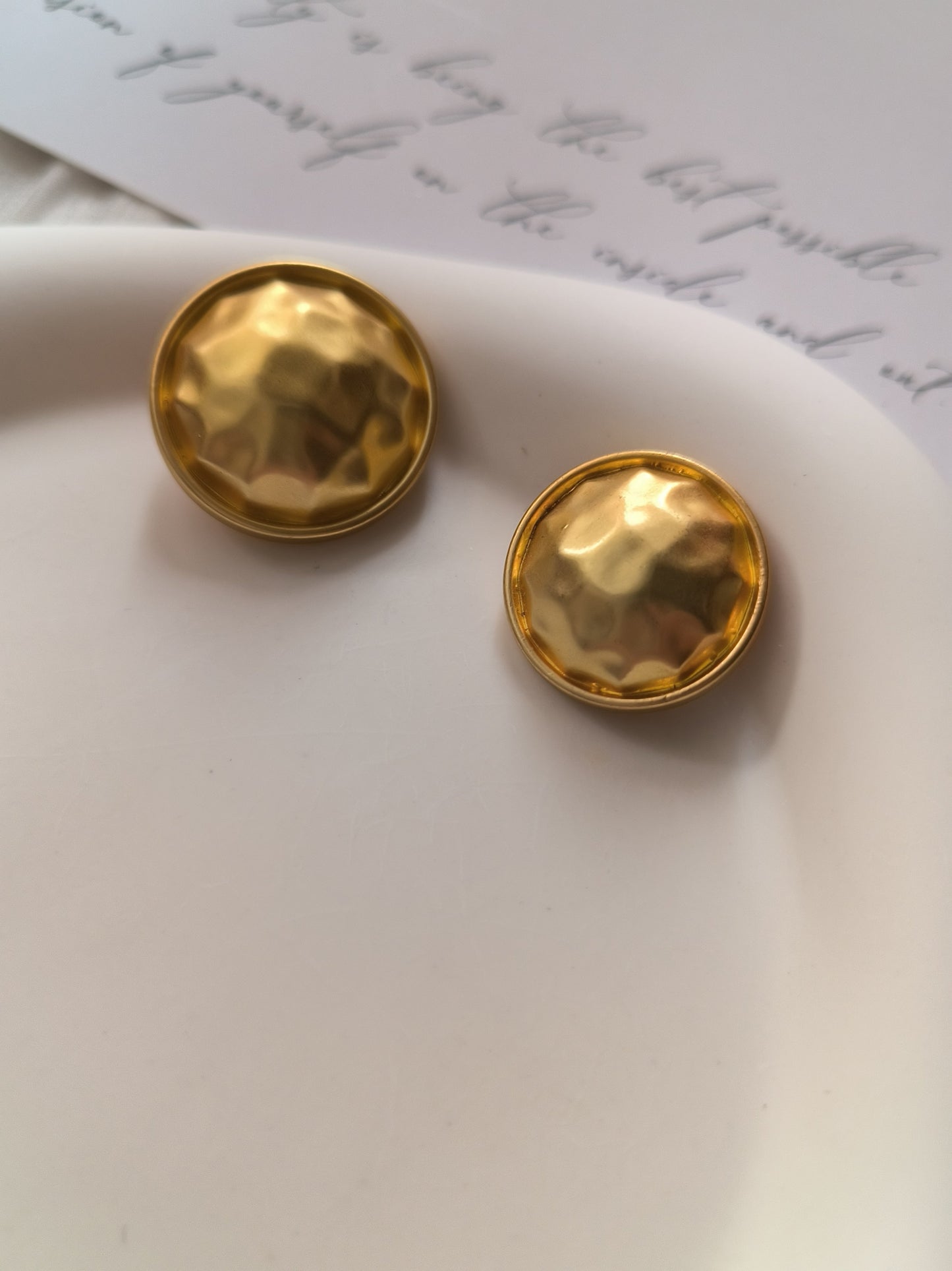 Round honeycomb metal button