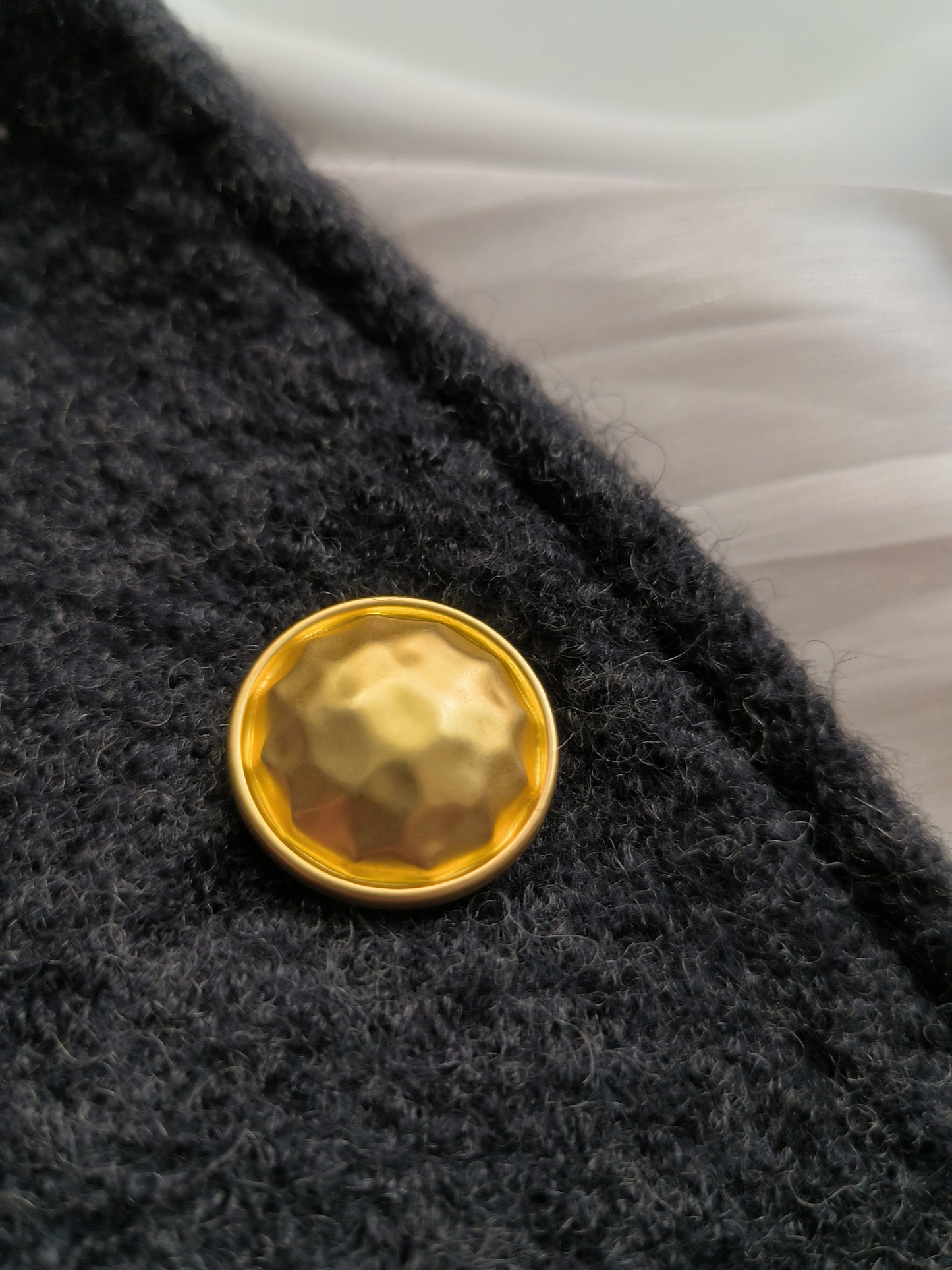 Round honeycomb metal button